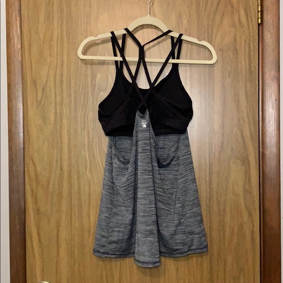 Workout top with built in bra - Picture 3 of 4